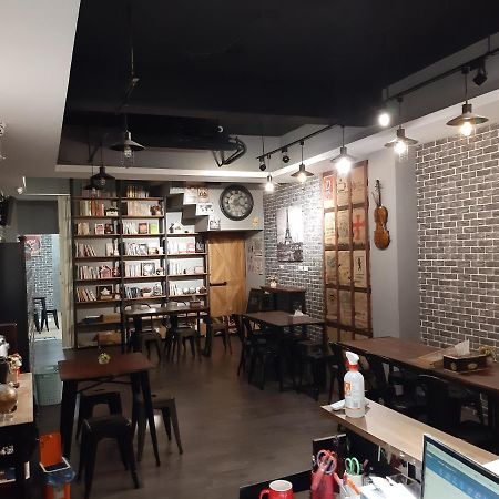 Quiet Hostel - Minquan Inn Tainan Exteriör bild